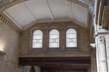 Eski Bir Binanın Koridorundaki Tavanın Yanındaki Yüksek Pencereler.