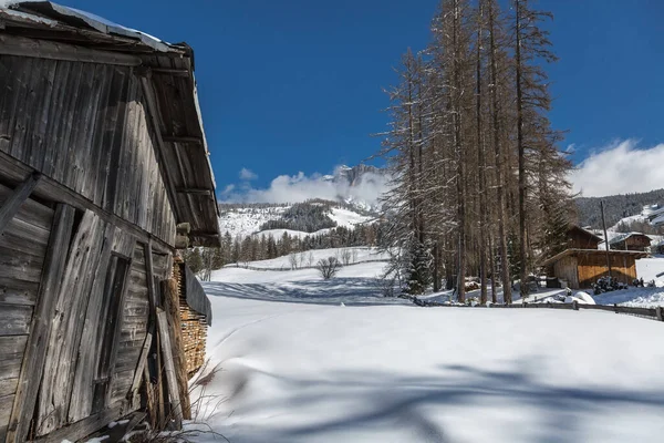 Capanna Legno Nella Giornata Invernale Con Neve Fresca Montagna — Foto Stock