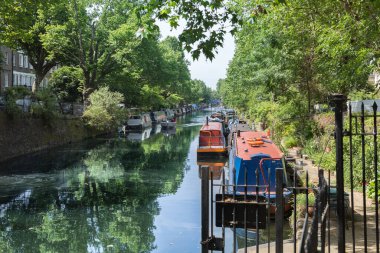Kanal, yaya yolu ve Londra 'daki Regent Kanalı' nın nehir kıyısındaki botlar..
