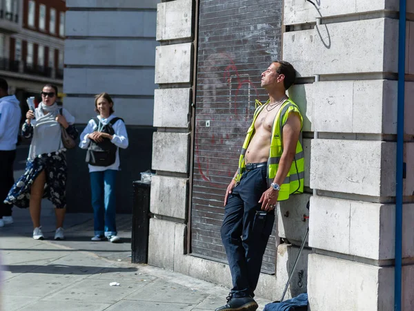 Street Photography Worker Fluorescent Jacket His Break Work Tanning Wall — Stock Photo, Image