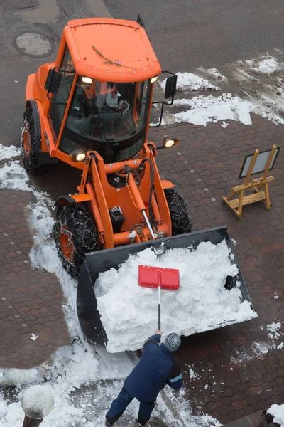 Orangefarbener Schneepflug Unterwegs Und Schneemann Füllt Traktor Mit Schnee — Stockfoto