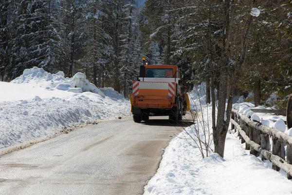 Chariot Neige Couleur Orange Opérant Sur Route Avec Neige Sur — Photo