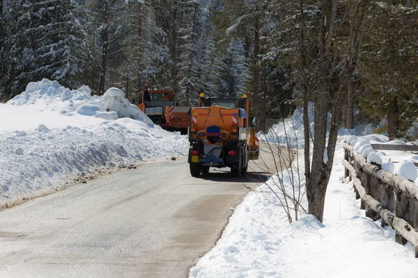 Orangefarbener Schneepflug Auf Der Straße Mit Schnee Den Rändern — Stockfoto