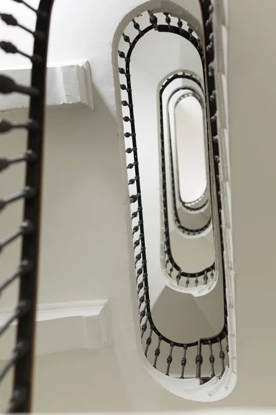 Σκάλα Από Κάτω Λευκό Οβάλ Σχήμα Σκάλας Πολυώροφο Κτίριο — Φωτογραφία Αρχείου