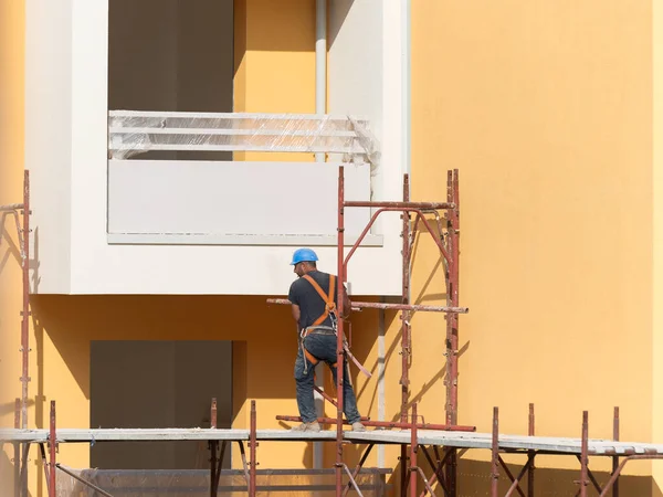 Parma Italy February 2020 Worker Blue Hardhat Work Scaffold Building — Stock Photo, Image