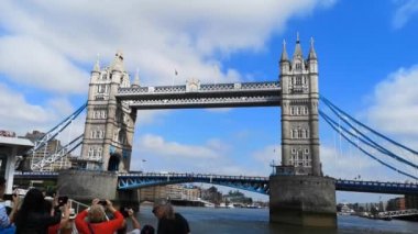 Tower Bridge, Londra 'daki birleşik bir Bascule ve Askı Köprüsü Turist Teknesi' nden görüldü.