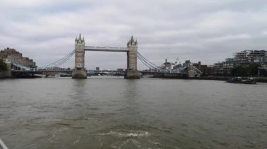 Tower Bridge, HMS Belfast Cruiser, belediye binası ve Thames Nehri 'ndeki Turist Teknesi, Londra