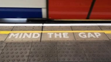 Boşluğa Dikkat: Londra 'nın merkezinde Metro