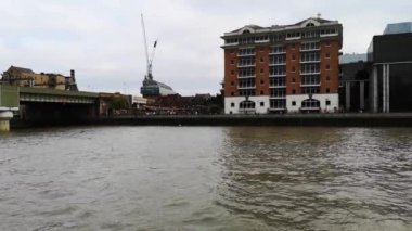 Nehrin güney kıyısındaki Financial Times binaları ve Thames Nehri 'ndeki Turist Teknesi' nden görülen Southwark Köprüsü.