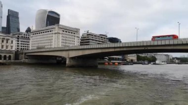 Londra Köprüsü ve Londra 'daki 20 Fenchurch Sokağı Gökdeleni Thames Nehri' ndeki Turist Teknesinden görüldü