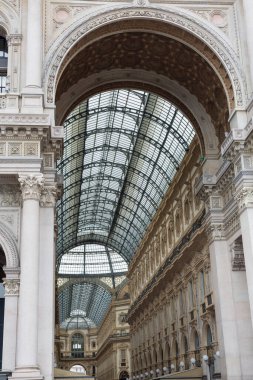 Vittorio Emanuele II Galerisi 'nin Tavanı: Milano' da bir Pedestrian Kapalı Sokak şeklinde bir alışveriş merkezi.