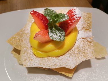 Şekerli, kremalı ve çilekli hamur işi..