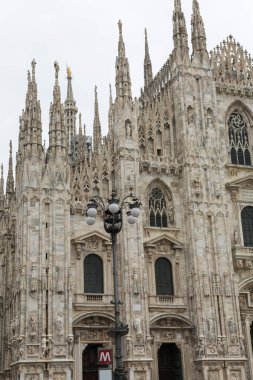 Güneşli günde Milan Katedrali 'nin dışı: Dini Tema.