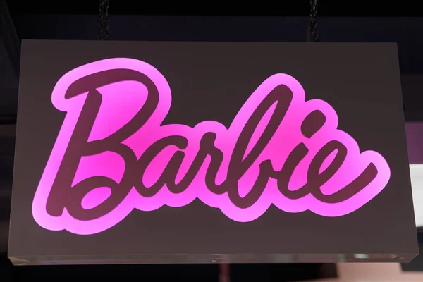 Siyah ve Pembe Barbie Metni, Oyuncak Teması.