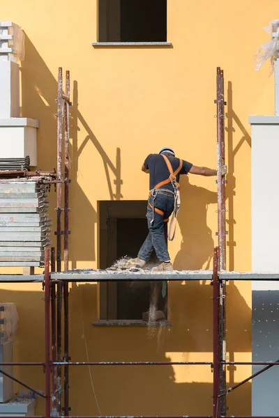 Parma Italy May 2019 Worker Blue Hardhat Work Scaffold Building — Stock Photo, Image