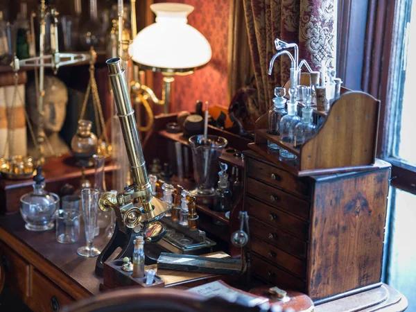 Antieke Gouden Microscoop Een Houten Tafel Glazen Buizen Tafellamp — Stockfoto