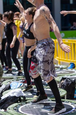 Mini Ribaund Antrenmanı - Sahnede Müzik ve Öğretmenle Spor Salonu 'nda Spor Yapan İnsanlar.