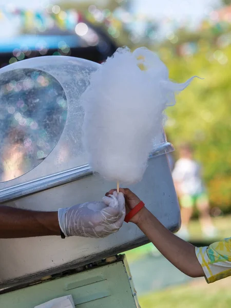 Kislány Kap Egy Big Cotton Candy Eladó Közelében Termelő Gép — Stock Fotó