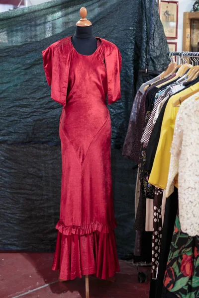 Robe Rouge Longue Pour Femme Sur Mannequin — Photo
