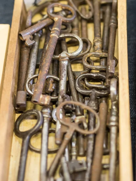 Unordered Set Keys Wooden Box — Stock Photo, Image