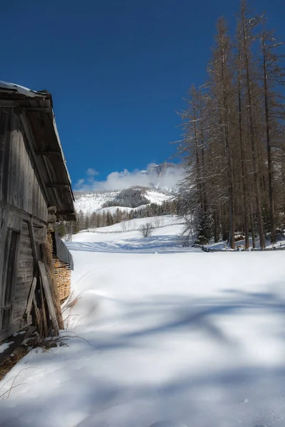 Wooden Shack Winter Day Fresh Snow Mountains — Stock Photo, Image