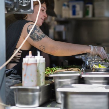 Restoranda Yemek, Doldurma ve Dekorasyon Yemekleri.