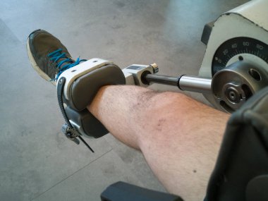 Spor Salonunda Egzersiz Yapma: Spor Makinesinde Bacak Uzatma Çalışması, Özellikli Görünüm.