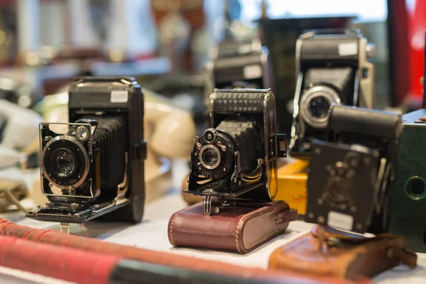 Caméras Pliantes Noires Antiques Avec Soufflet Sur Une Étagère — Photo