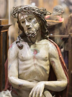 İsa 'nın küçük heykeli, üzerinde dikenli taç ve kan var..