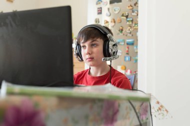 11 yaşındaki çocuk Coronavirus yüzünden dizüstü bilgisayarla evde video dersi alıyor..