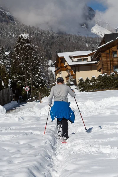 Bolzano Ιταλία Μάρτιος 2020 Νεαρός Περπατώντας Ένα Χιονισμένο Δρόμο Βοήθεια — Φωτογραφία Αρχείου