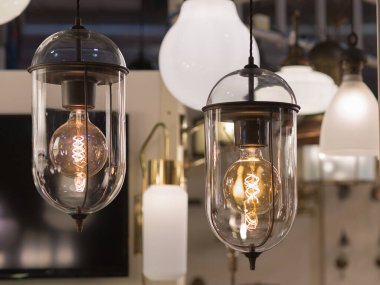 İki Ampul Asılı: Yanan Filamanlı Vintage Elektrik Ampulü.