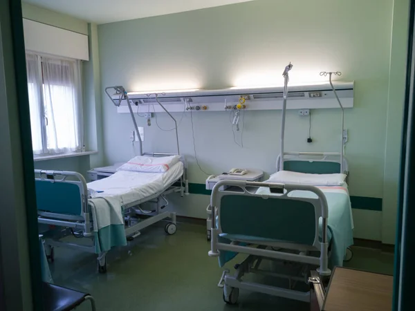 병원의 침대와 장비가 — 스톡 사진