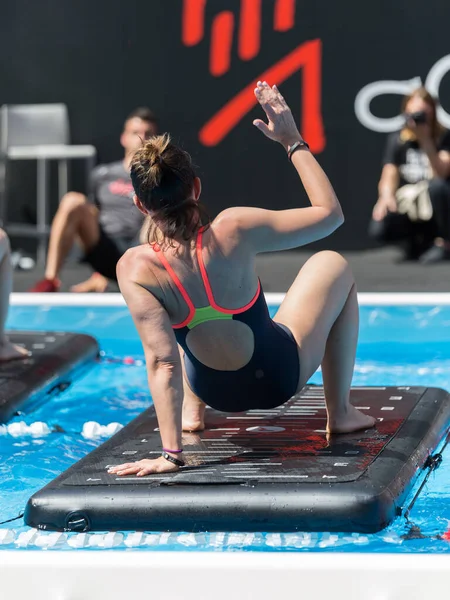 Rimini Italien Juni 2019 Flicka Gör Övningar Flytande Träningsmatta Utomhuspool — Stockfoto