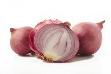 Beyaz arka plan üzerinde izole soğancık soğan