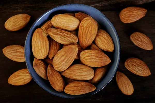 Amandel noten in kom — Stockfoto