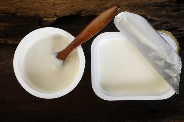 โยเกิร์ตในถ้วยพลาสติกสีขาว — ภาพถ่ายสต็อก