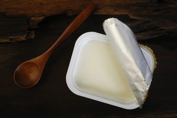 Iogurte em copo de plástico branco — Fotografia de Stock