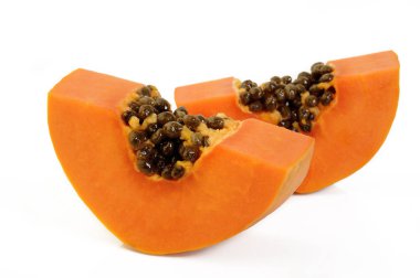Papaya beyaz zemin üzerine dilimlenmiş