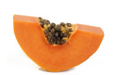 Papaya beyaz zemin üzerine dilimlenmiş