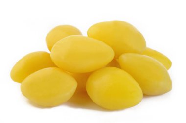 Beyaz arkaplanda haşlanmış ginkgo tohumları