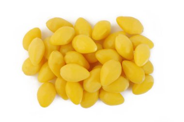 Beyaz arkaplanda haşlanmış ginkgo tohumları