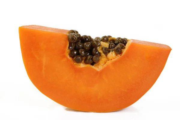 Papaya Rodajas Sobre Fondo Blanco Imágenes de stock libres de derechos