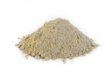 Beyaz arkaplanda kara biber tozu