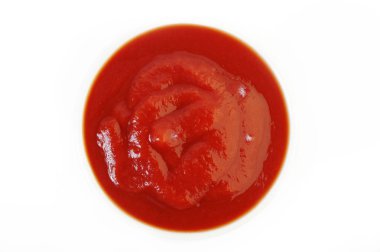 Beyaz arka planda domates püresi dolu bir kase.