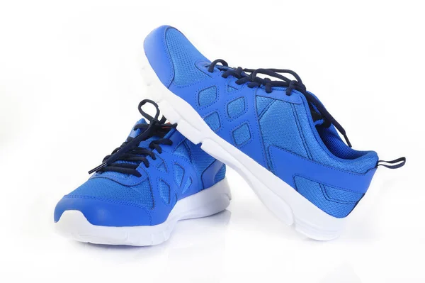 Beyaz arka planda spor ayakkabıları