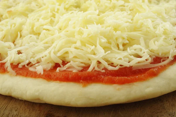 Těsto na pizzu a přísady na pečení — Stock fotografie