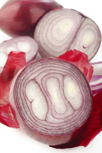Cebolla roja en rodajas sobre fondo blanco — Foto de Stock