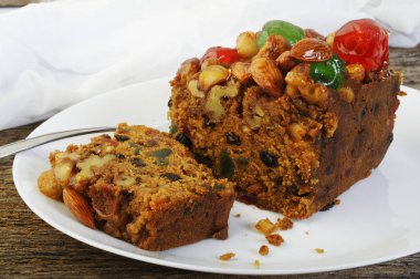 meyveli kek beyaz plaka üzerinde