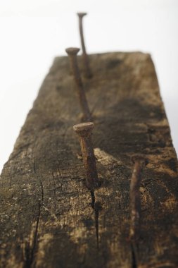 ahşap arka plan eski paslı çivi